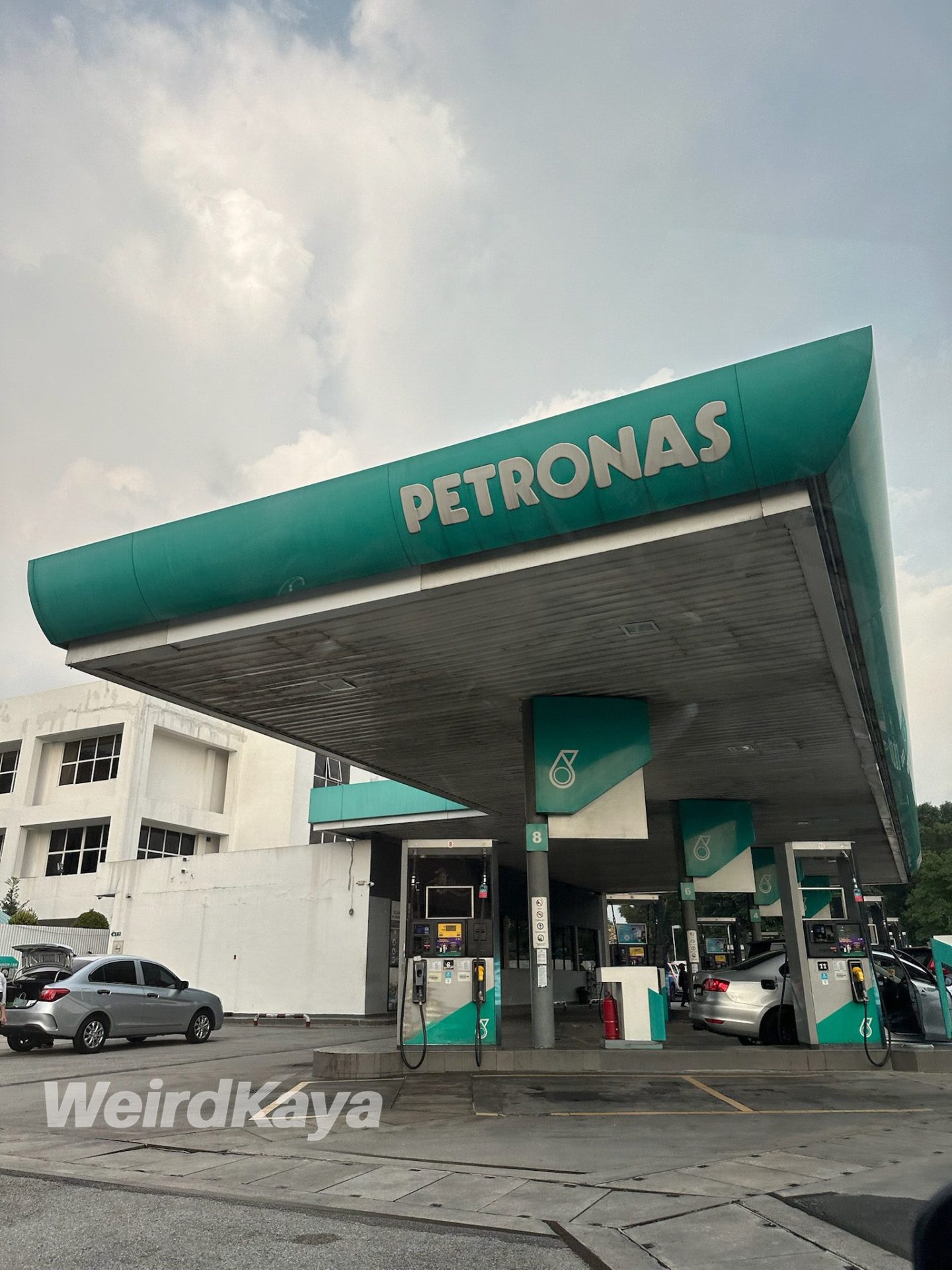 How To Pump RON95 At RM1.99 With MyKad At Petronas, Petron, BHPetrol, Shell & Caltex