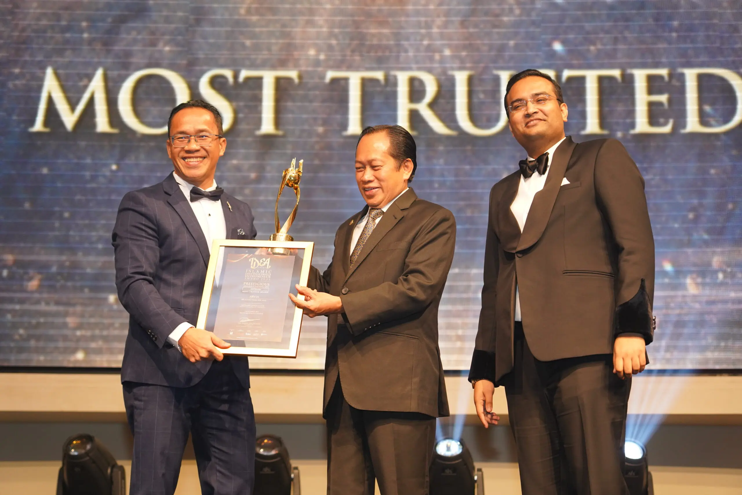 B Ahmad Maslan (center) presented the Most Trusted Brand award to Ahmad Najib (left) from ARVIA at the Islamic Distinguished Entrepreneur Award (IDEA Award) 2023