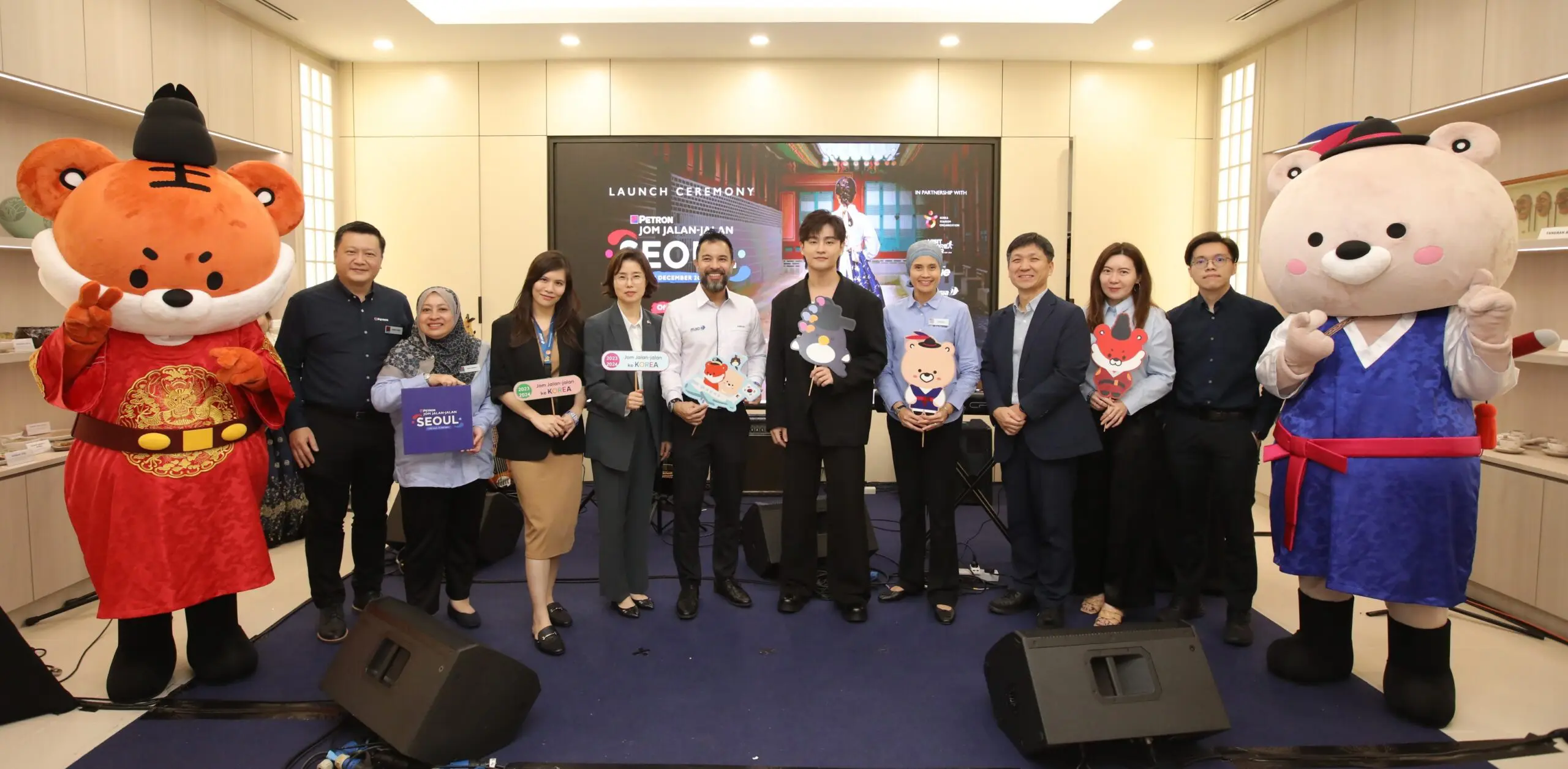 Shaliza Mohd Sidek, Petron Head of Retail Business Petron Malaysia and the team