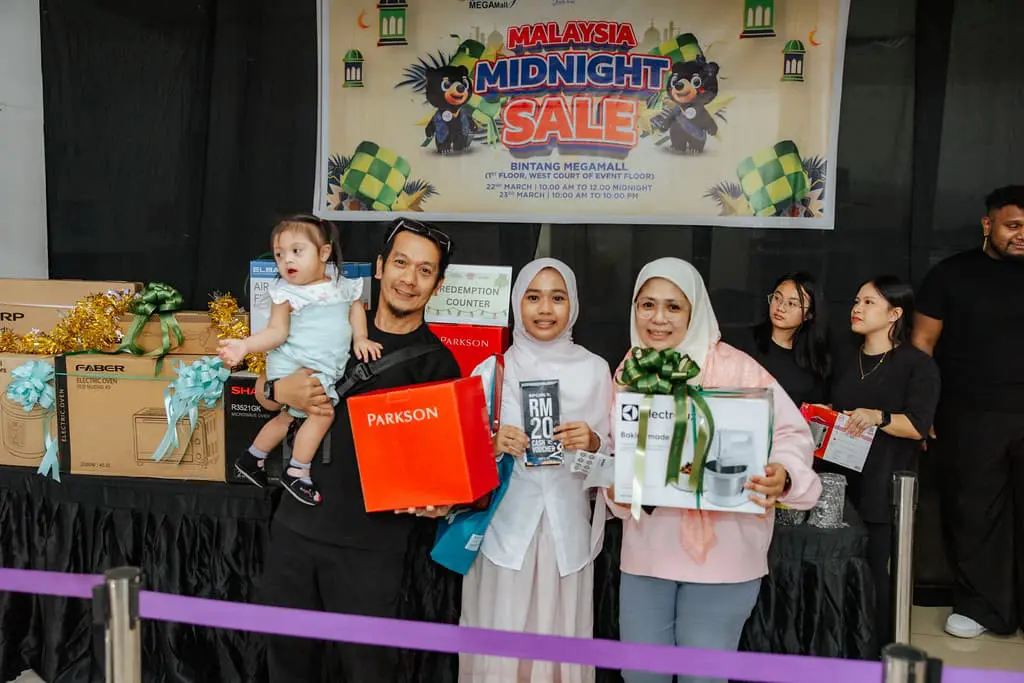 Lucky shopper with their lucky spin prizes