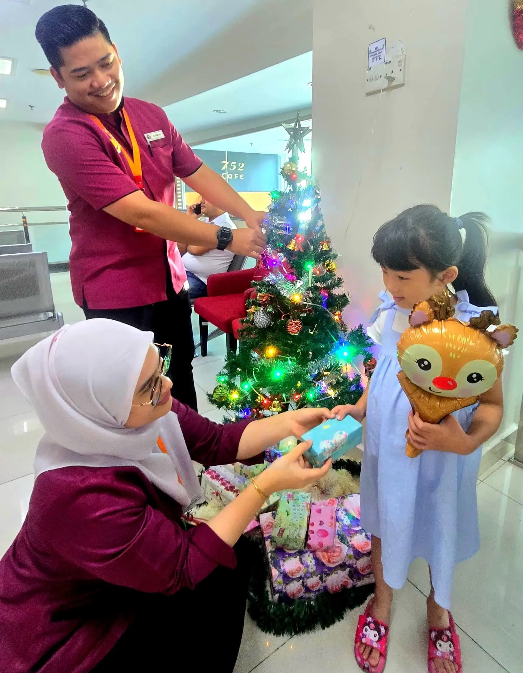 Putra Medical Centre Alor Setar Team Adds Holiday Sparkle to Young Lives