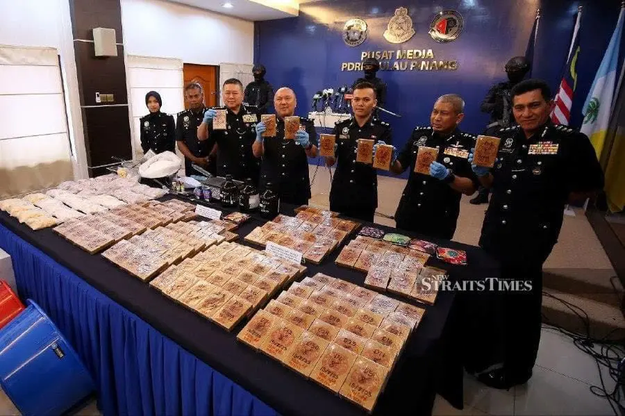 Police posing with the confiscated drugs 