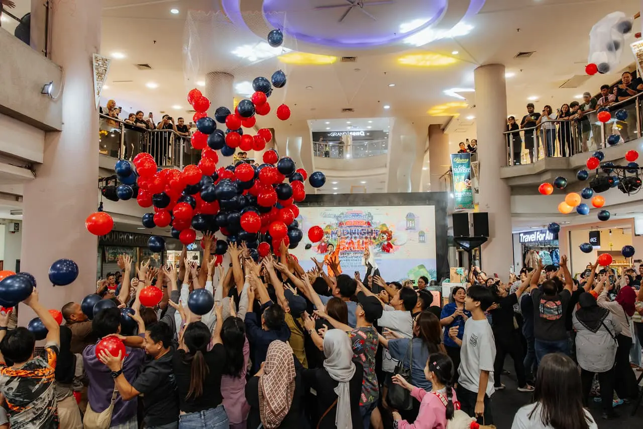Shoppers who spent over RM250 participated in a balloon pick session