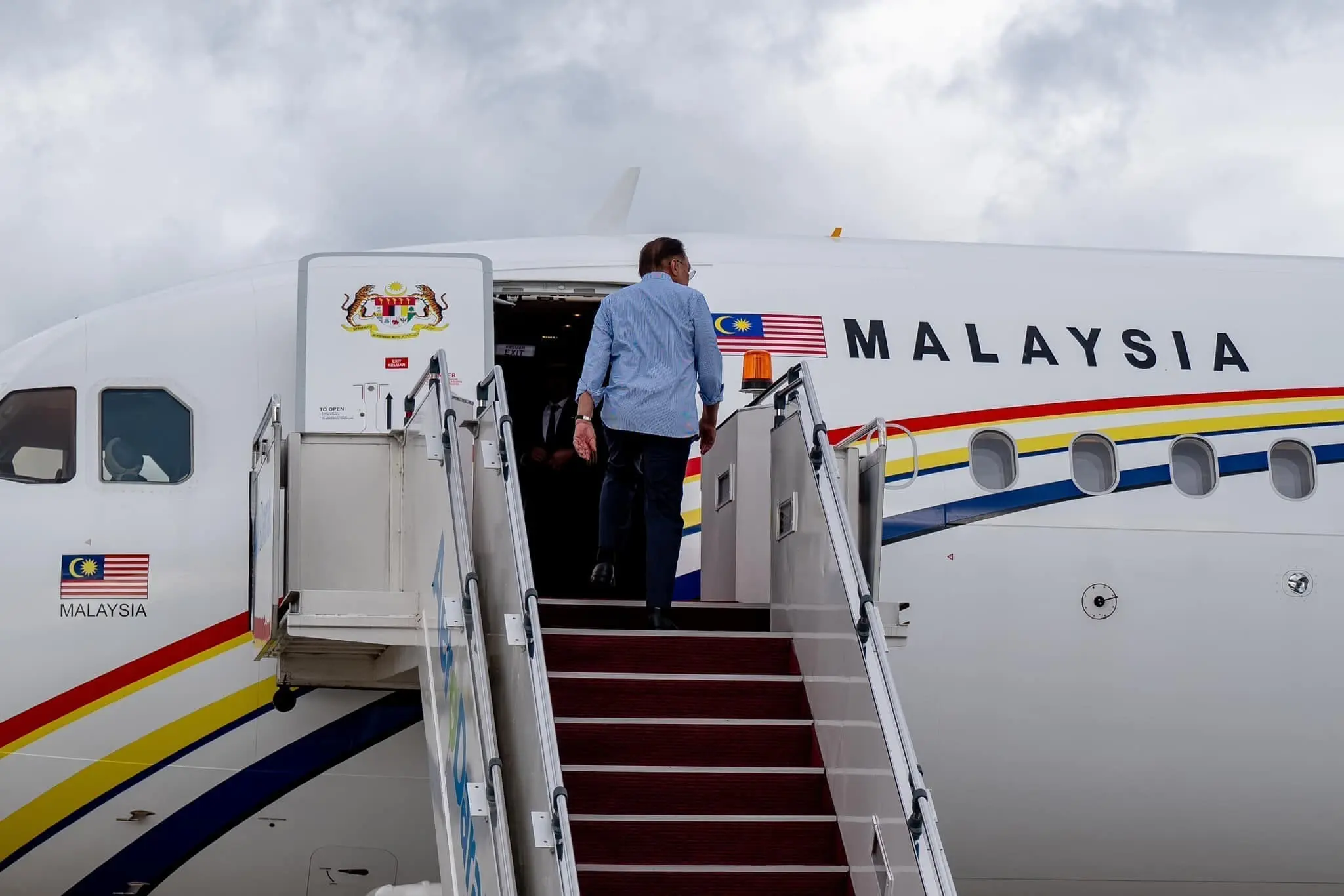 pm anwar ibrahim going inside the airplane