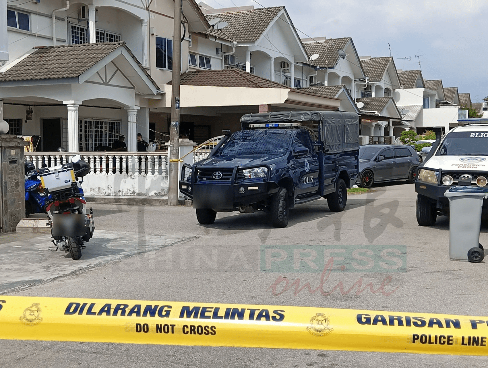 Police car at Lin An Qi's home