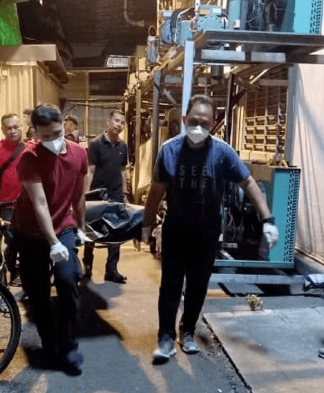 M'sian police carrying the body of victim in Shah Alam