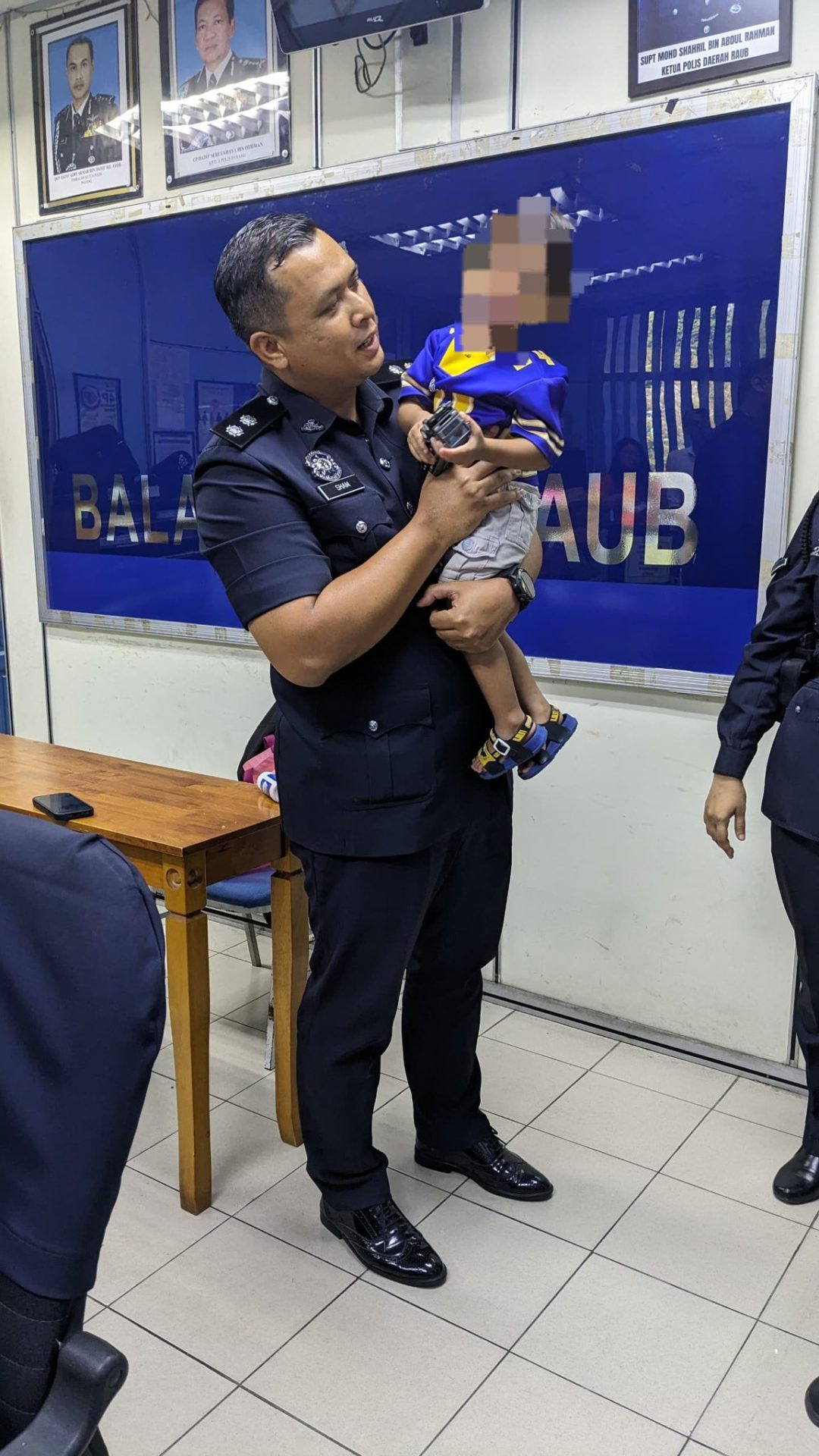 Police officers caring for 2yo in Raub 3