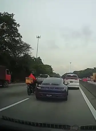 Shopee Rider Seen Kicking Side Mirror Of Porsche, Netizens Outraged