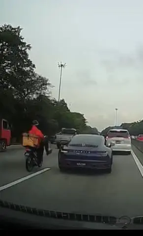 Shopee Rider Seen Kicking Side Mirror Of Porsche, Netizens Outraged