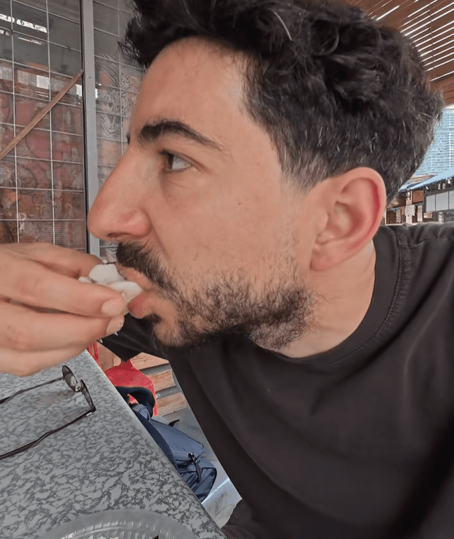 Portuguese tourist eats putu piring