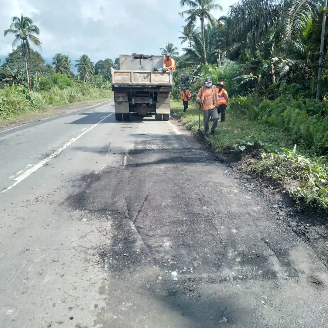 M'sian authorities fix pothole in Sabah