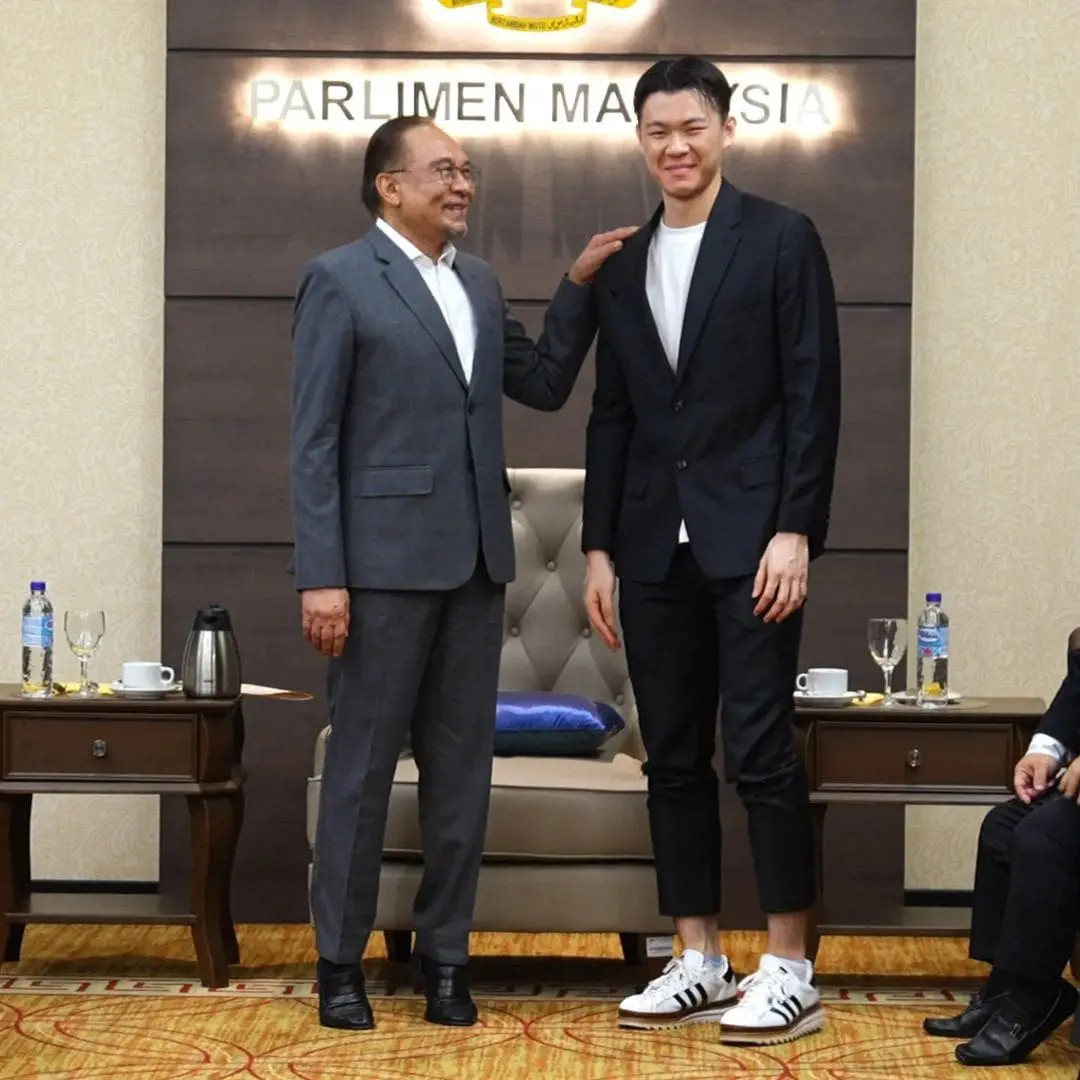 Prime Minister Anwar Ibrahim with Lee Zii Jia