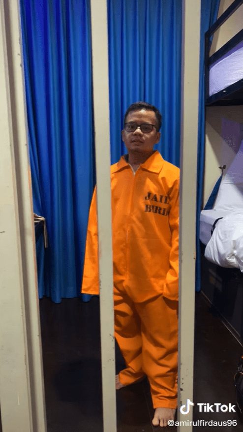 Prison-themed room at Impi Yan Hotel