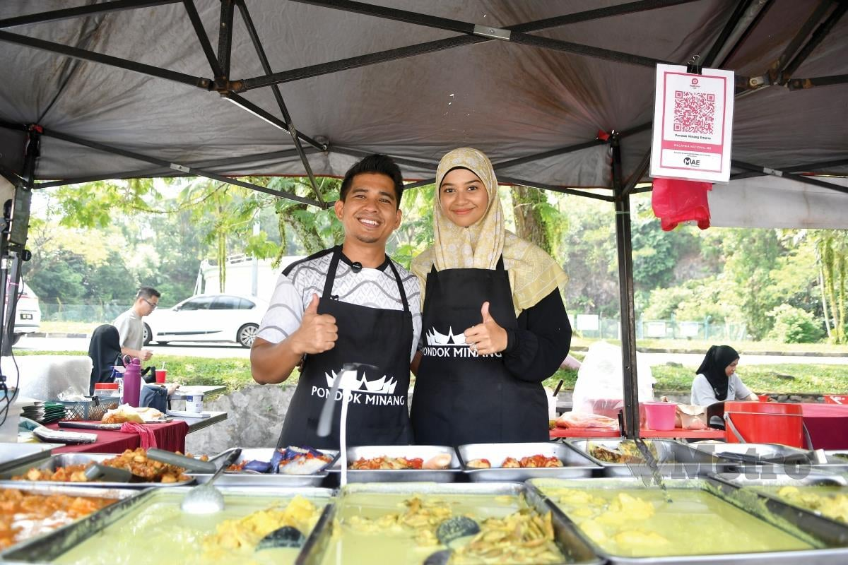 Putri Nur Shanee Rosli and her husband at their food stall