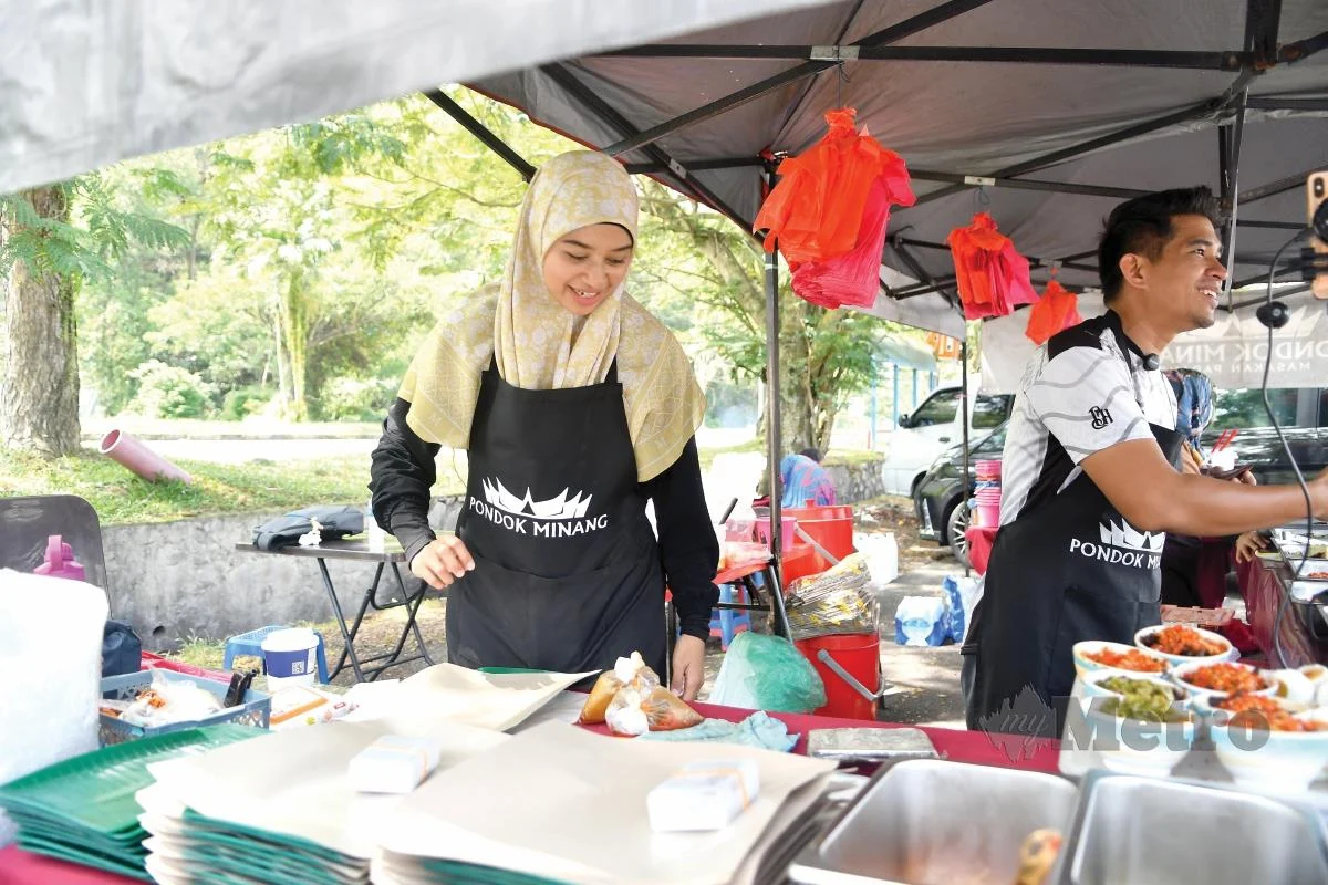 Putri Nur Shanee Rosli working at her food stall