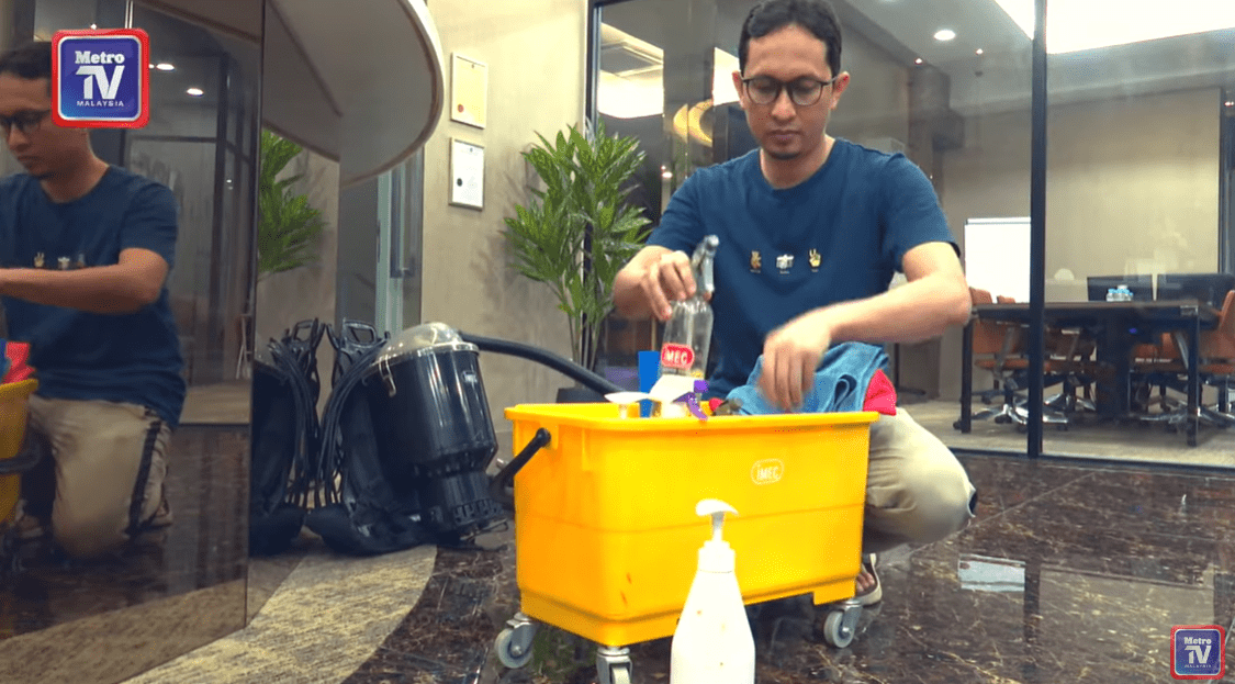 Raja Mohd Zulfadli collecting cleaning items