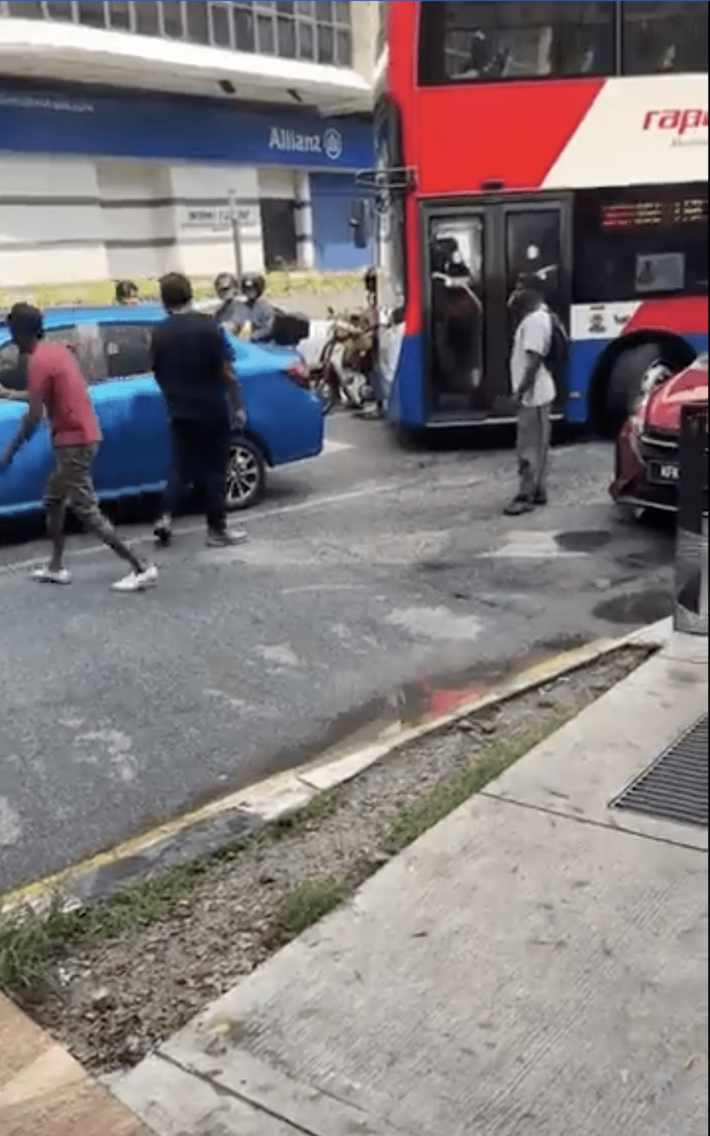 RapidKL double decker stucked due to illegally parked bezza