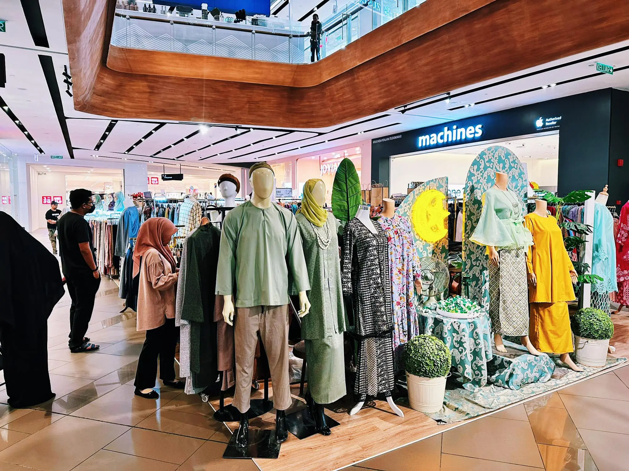 raya boutique at shopping mall