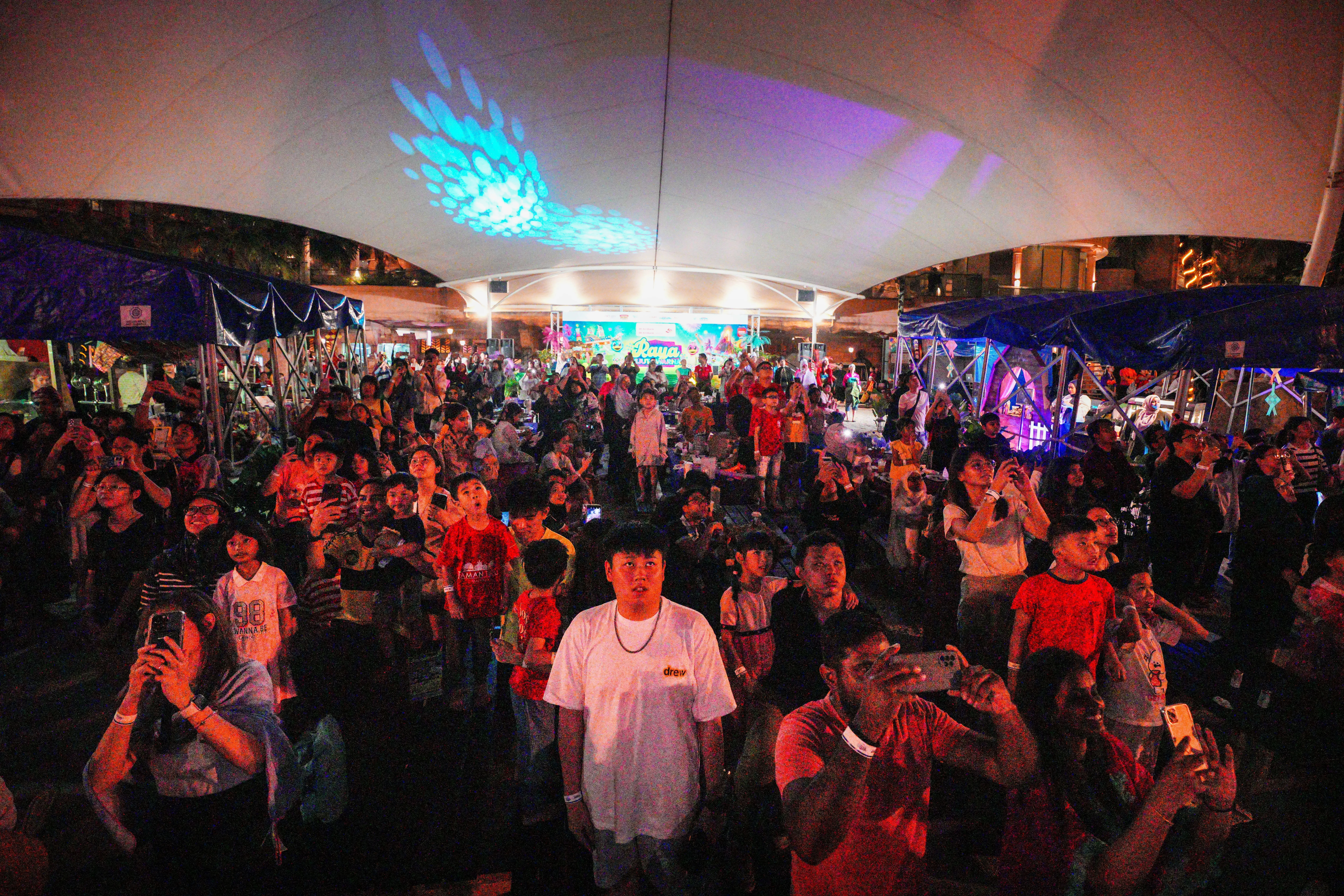 RAYA SEJUTA WARNA crowd