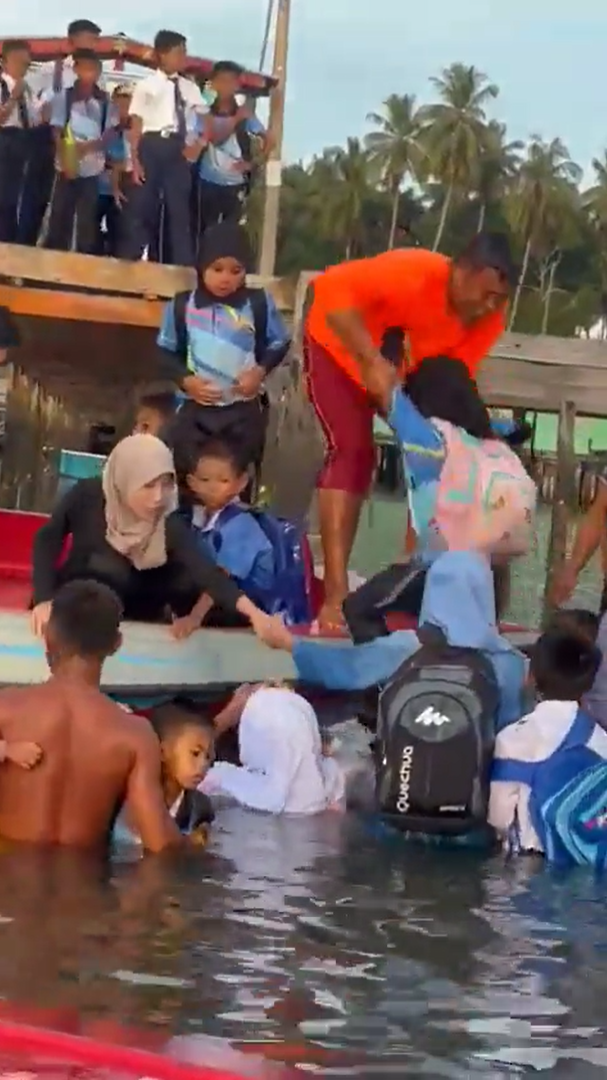 Teachers rescue schoolchildren in Semporna