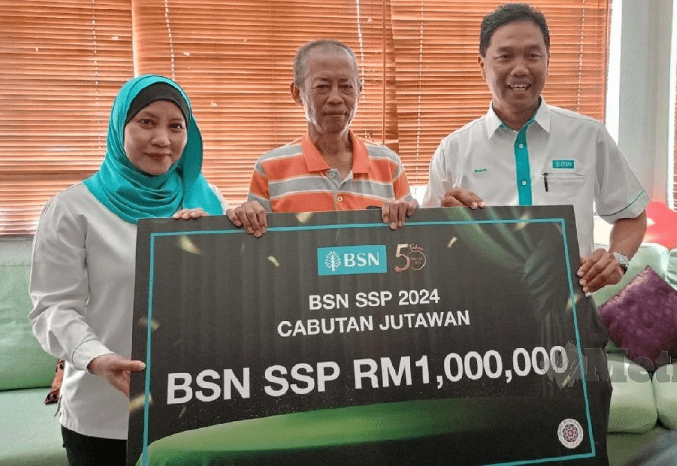 Mohd Nazri Abd Wazir poses with RM1mil mock cheque