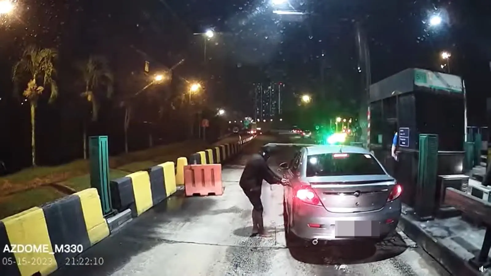 M'sian Man Strikes Prayer Pose While Trying To Hijack Car, Netizens Believe He's Mentally Unwell