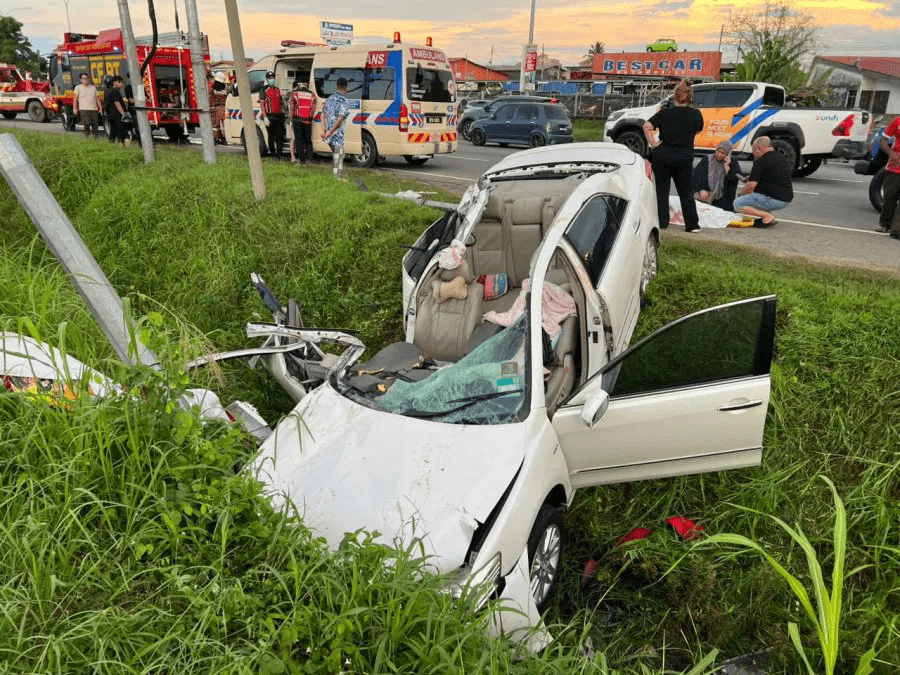 Roof of Toyota Camry torn off in road accident