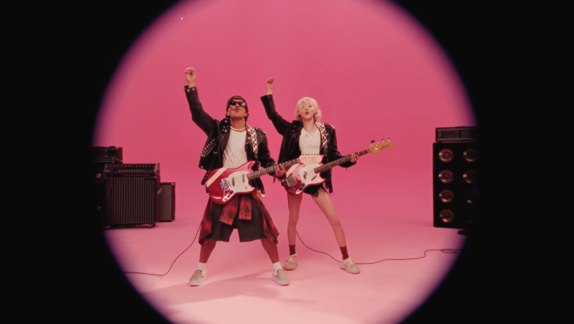 ROSE and Bruno Mars perform APT