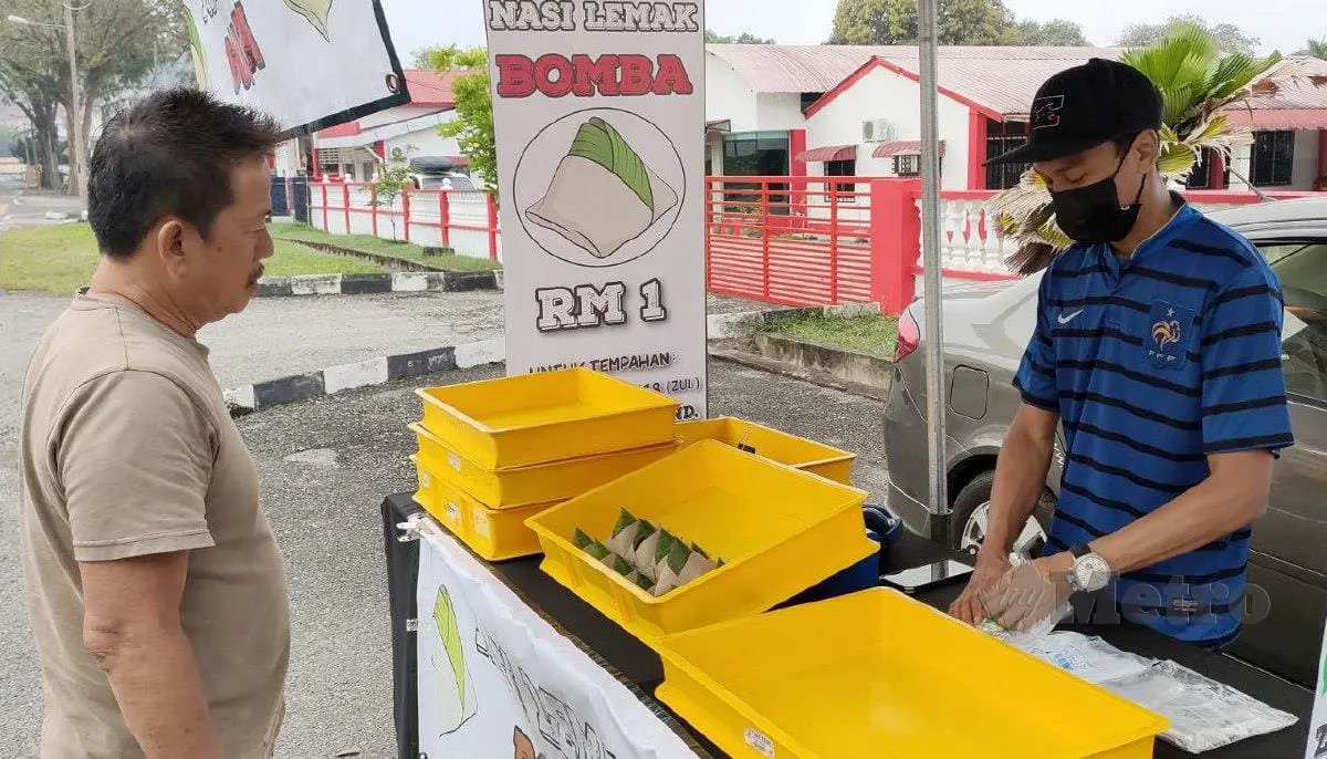 Zulkifli Nordin selling his RM1 at his roadside stall.