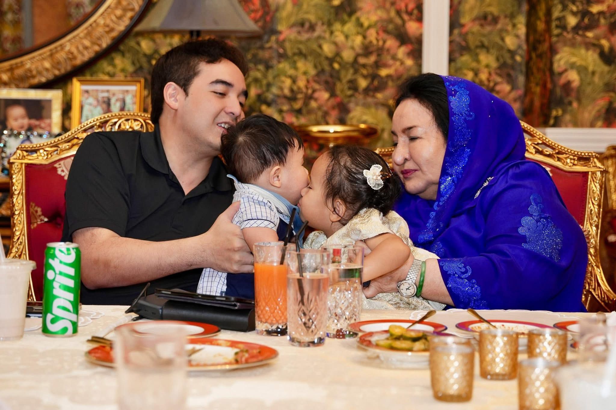 Rosmah with grandkids