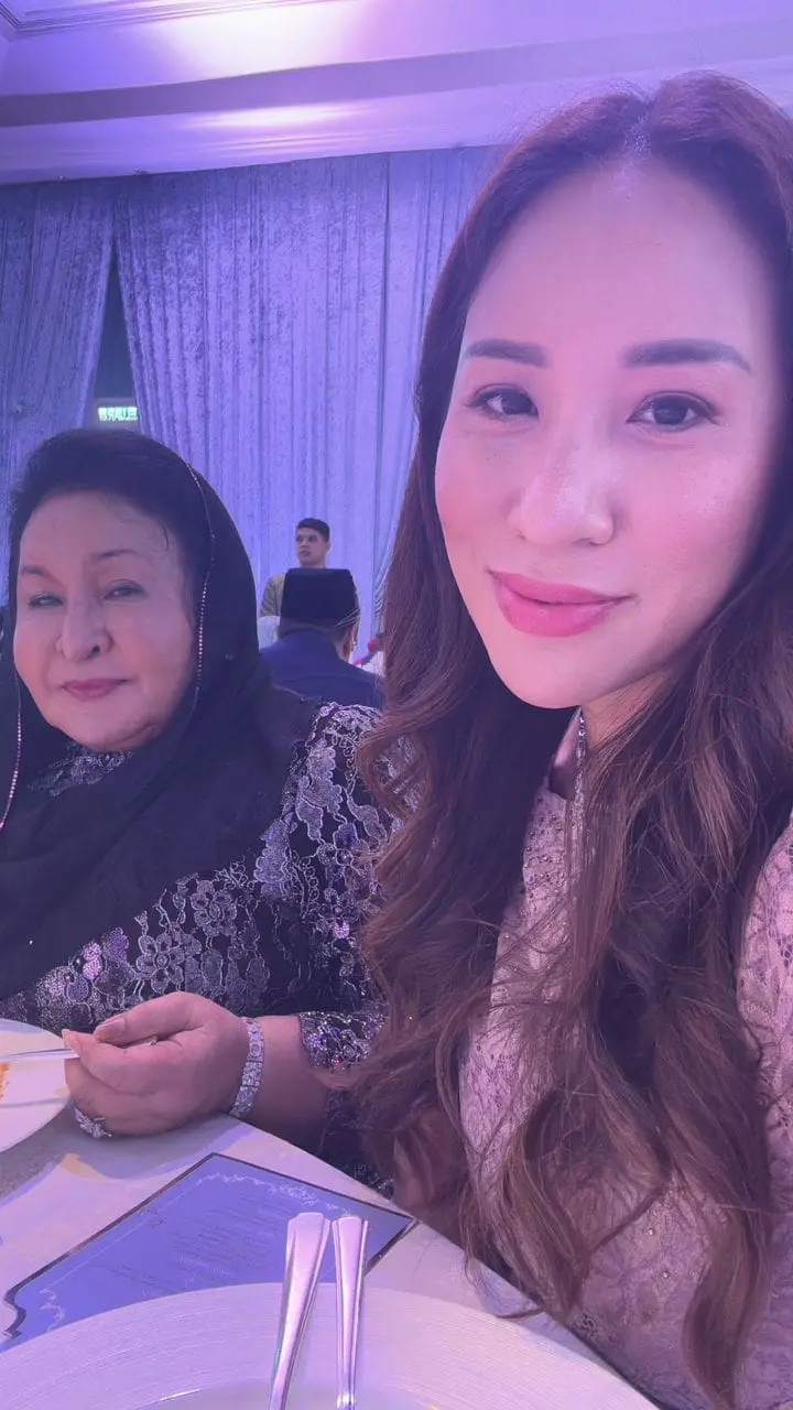 Rosmah with her daughter