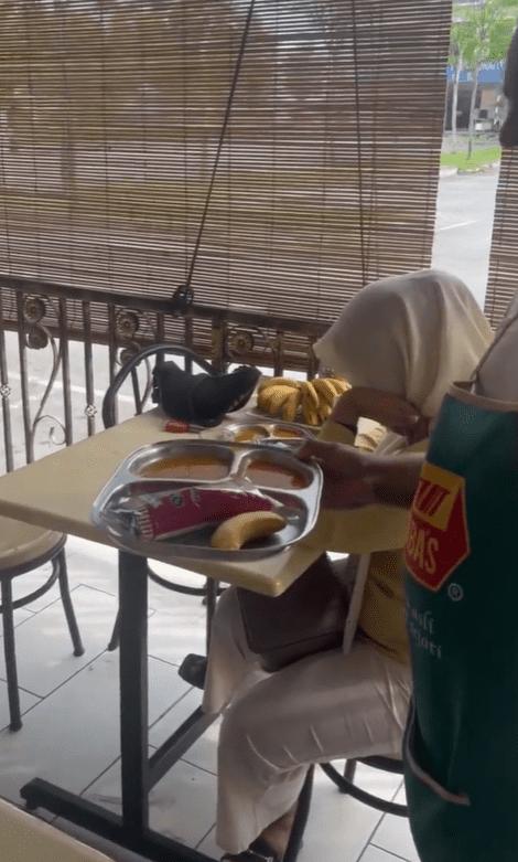 Roti pisang become roti dan pisang