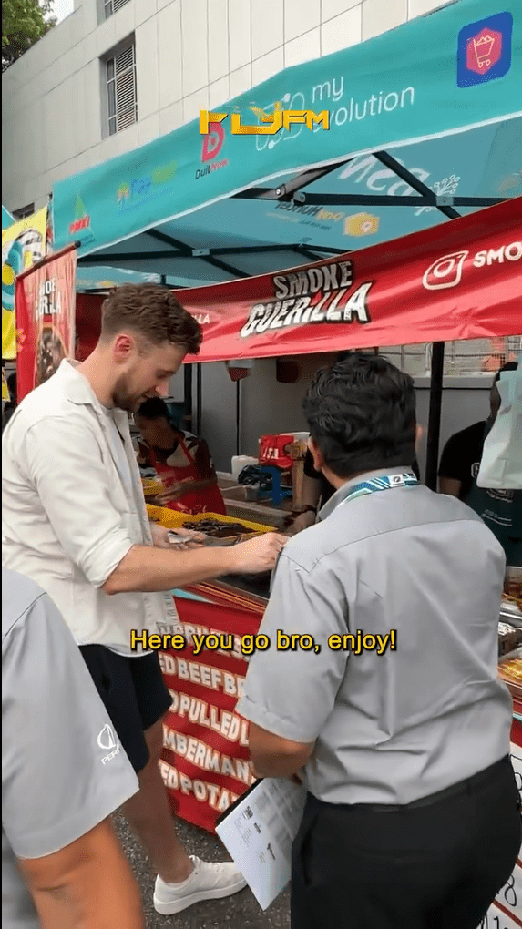 Ryan Howlett buys food for M'sian man who bought him food out of kindness