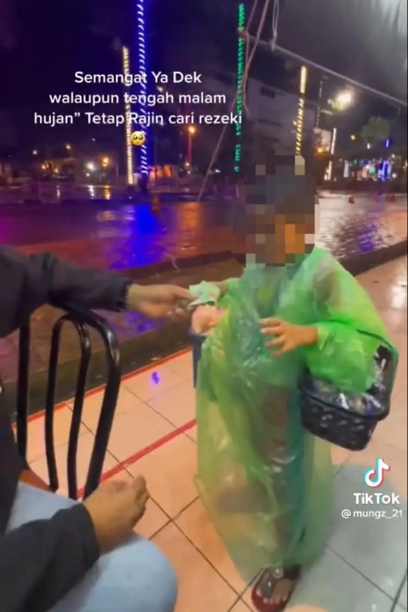 Netizens Touched To See Young Sabah Boy Smiling While Selling Keropok In The Rain