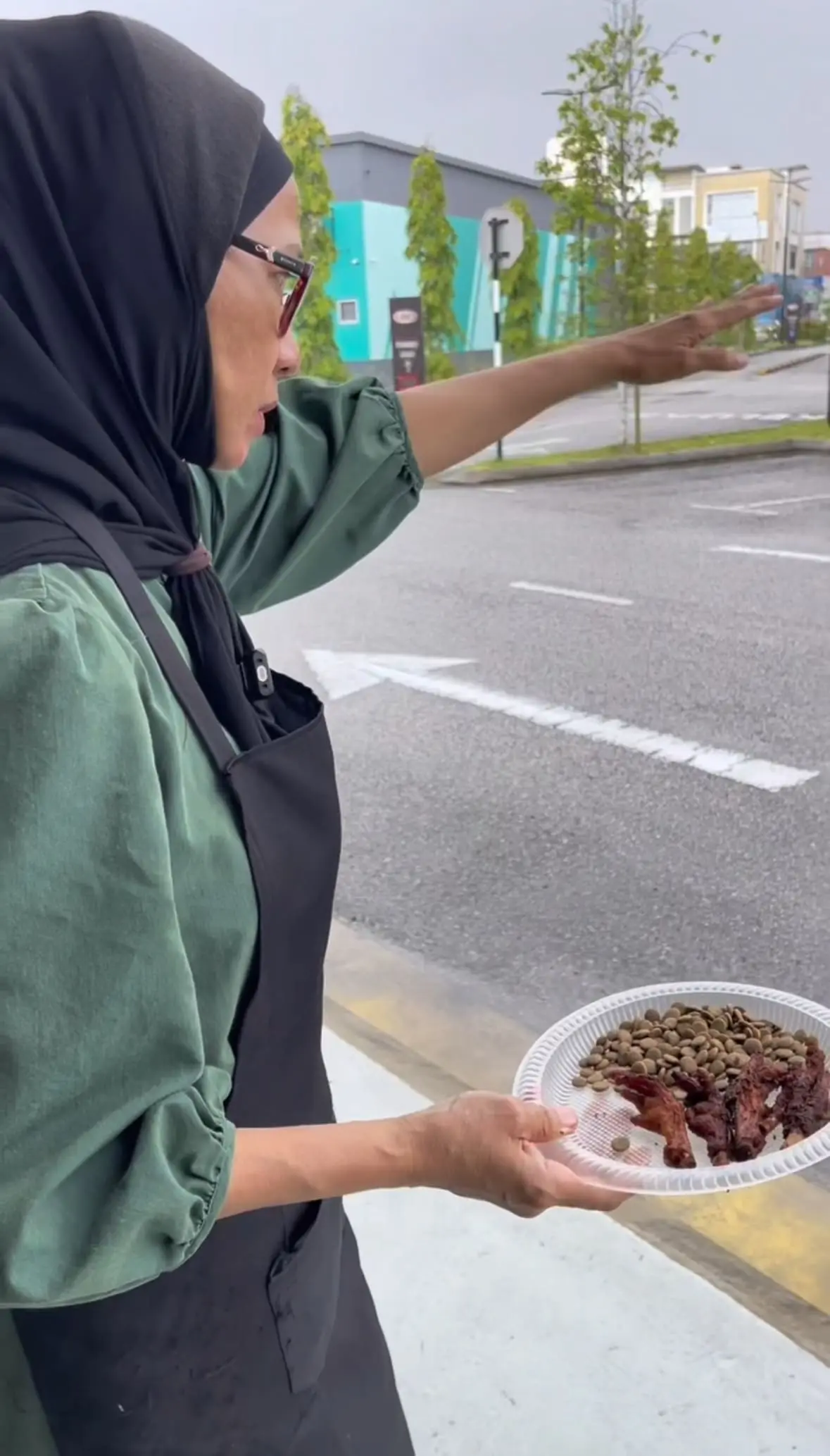 salai star owner calls stray dog to feed