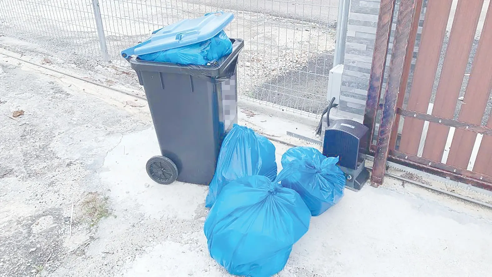 garbage at Pekan Nanas, Johor left uncollected issue