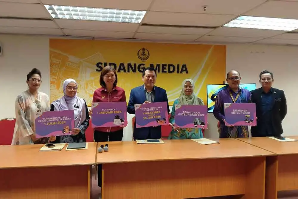 Sandrea with other committee member at press conference