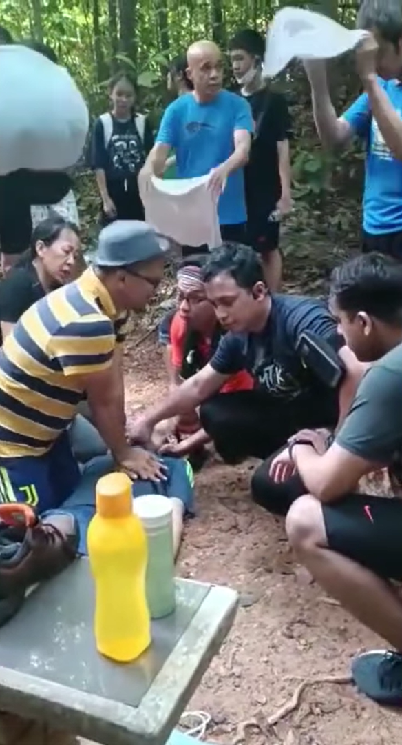 50yo M'sian Man Collapses And Dies While Hiking With His Wife At Kluang