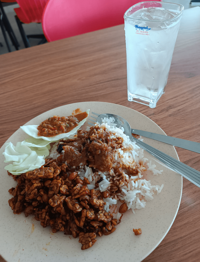 M'sian Gripes Over Being Charged RM4 For Rice With Curry, Netizens Tell Him To Stop Whining