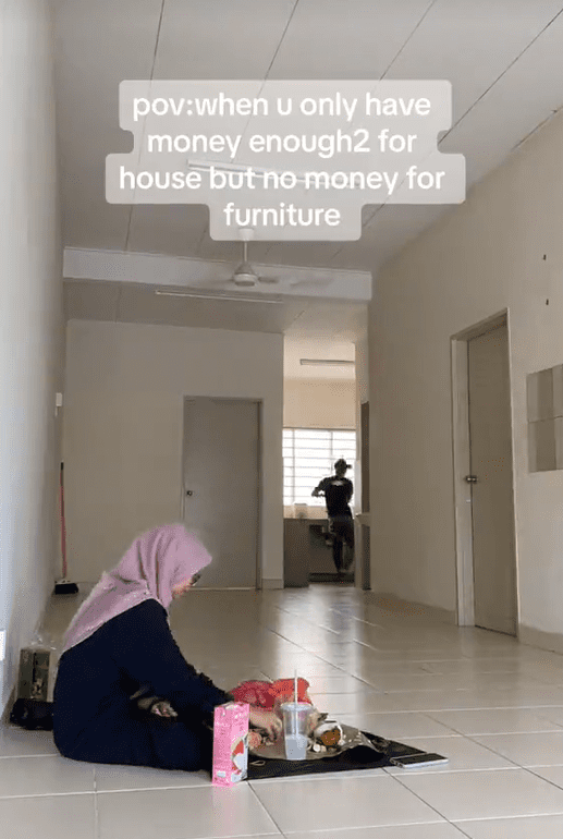 M’sian Couple Stay Cheerful Despite Having No Furniture For New House, Say They Will Buy When They Have Money