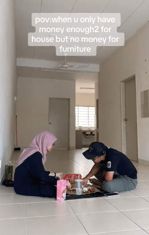 M’sian Couple Stay Cheerful Despite Having No Furniture For New House, Say They Will Buy When They Have Money