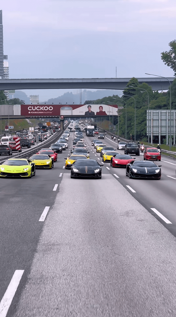 10 Sports Cars Hog M'sian Highway For Event Promo, Netizens Bash Organiser For Being Inconsiderate