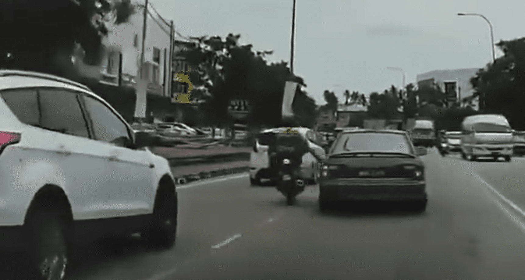 M'sian Grab Rider Angrily Kicks Car Which Cut Into His Lane Without Warning