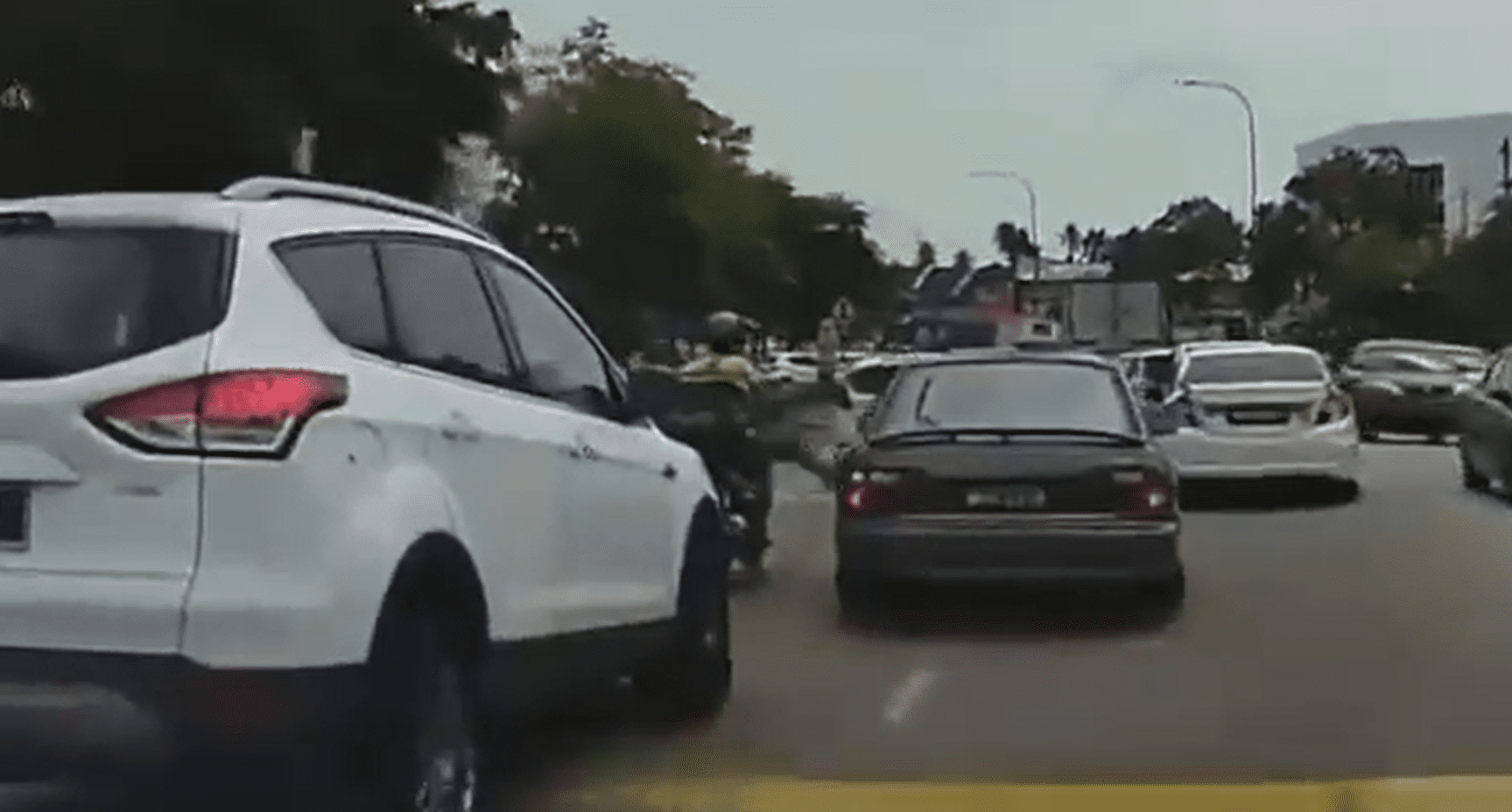 M'sian Grab Rider Angrily Kicks Car Which Cut Into His Lane Without Warning