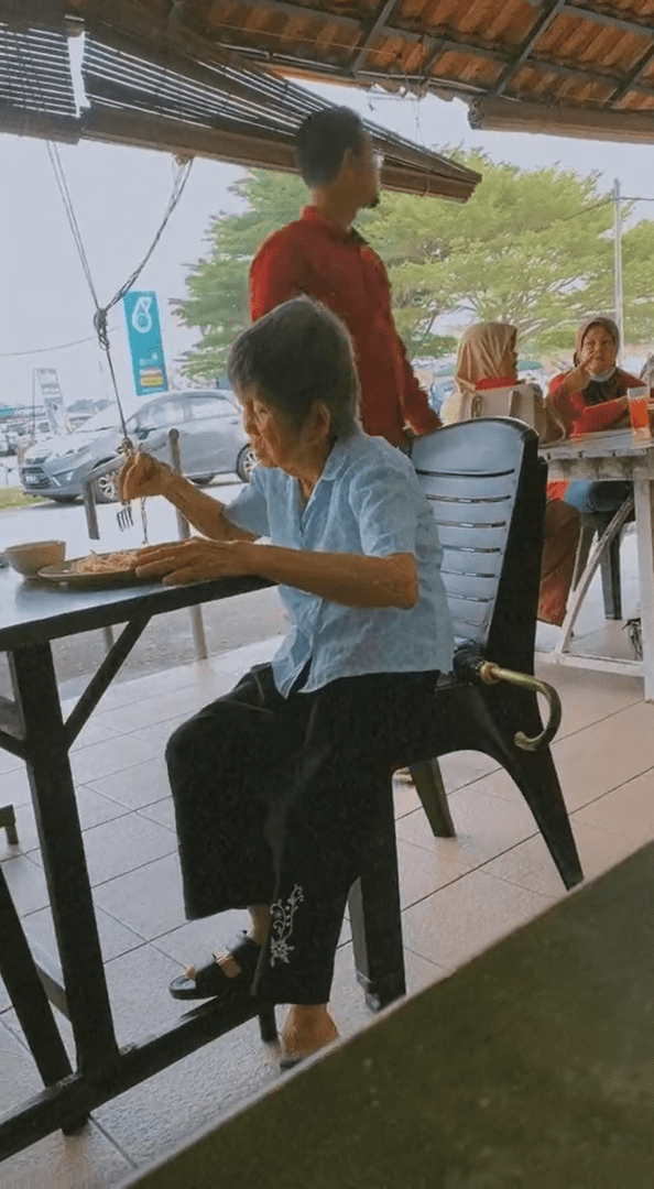 M'sian Woman Treats Old Aunty To A Meal Despite Having Only RM60 With Her
