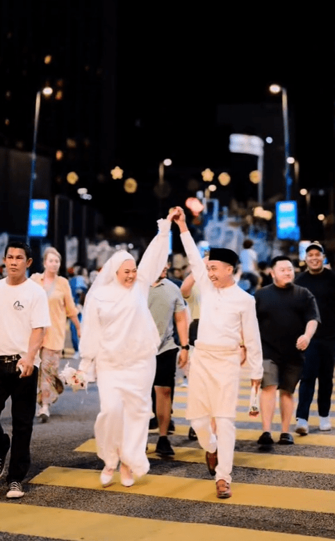 Newlyweds posing at Bukit Bintang zebra crossing