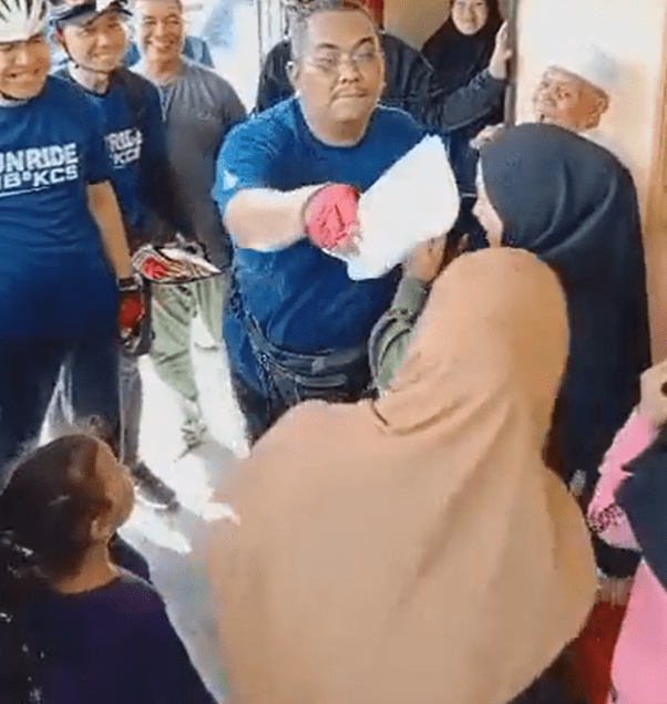 Kedah MB Uses Piece Of Paper To 'Whack' Student's Head, Sparks Online Backlash