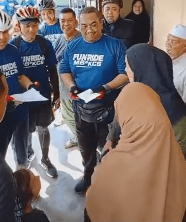 Kedah MB Uses Piece Of Paper To 'Whack' Student's Head, Sparks Online Backlash