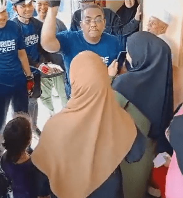 Kedah MB Uses Piece Of Paper To 'Whack' Student's Head, Sparks Online Backlash