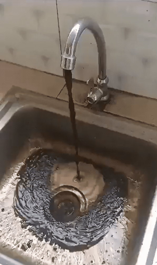 'Free Coffee?' — M'sian Shocked By Dark Coloured Water Flowing Out From Tap At Kelantan School